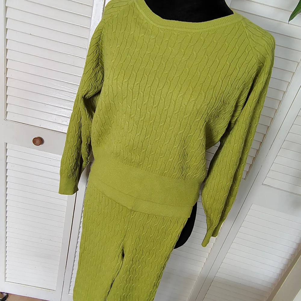 Daisy Green Cable Knit Sweater & Leggings Set Size L – Like New